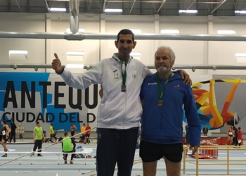 El atleta de nuestra ciudad, a la izquierda, con una de sus medallas.