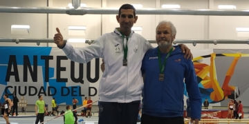 El atleta de nuestra ciudad, a la izquierda, con una de sus medallas.