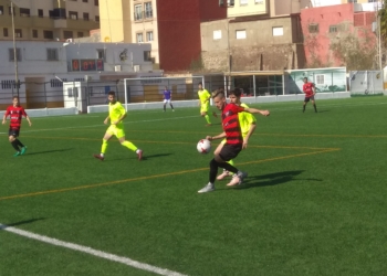 Uno de los futbolistas de la escuadra melillense, en plena jugada de partido.
