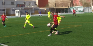 Uno de los futbolistas de la escuadra melillense, en plena jugada de partido.