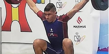 El melillense, en plena levantada.
