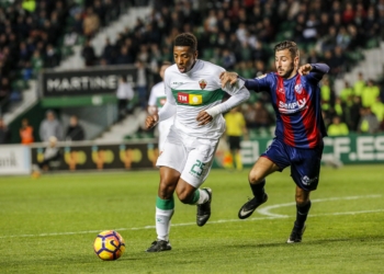 El futbolistas franco - congoleño, en un partido con el Elche CF.