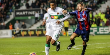 El futbolistas franco - congoleño, en un partido con el Elche CF.