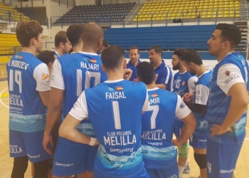 Los jugadores del CV Melilla, en uno de los tiempos muertos del últimos encuentro de la Superliga Masculina.