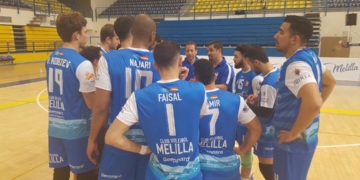 Los jugadores del CV Melilla, en uno de los tiempos muertos del últimos encuentro de la Superliga Masculina.