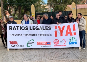 Sindicatos y docentes a las puertas del IES Juan Antonio Fernández durante la concentración de ayer por la mañana.