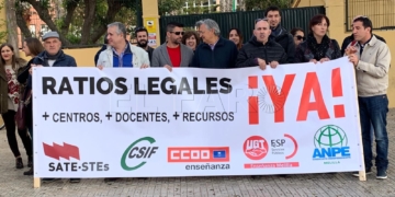 Sindicatos y docentes a las puertas del IES Juan Antonio Fernández durante la concentración de ayer por la mañana.