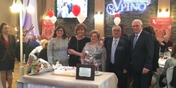 La viceconsejera Carmina San Martín (segunda por la izquierda), junto a Paquita y Paco, la pareja homenajeada, y el presidente Juan José Imbroda.