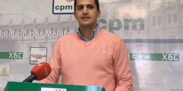 El diputado de CpM, Rachid Bussian, durante la rueda de prensa de ayer.