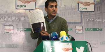 El diputado Rachid Bussian enseñando la publicación en redes sociales de un ciudadano que se quedó sin agua.