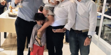 Pablo Martínez (d), presidente de la FMT, en una entrega de trofeos.