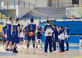 El técnico conversando con todos sus jugadores sobre la pista del Imbroda Ortiz.