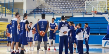 El técnico conversando con todos sus jugadores sobre la pista del Imbroda Ortiz.