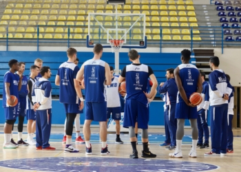La plantilla del Decano se reunió en el centro de la pista del pabellón Javier Imbroda Ortiz.