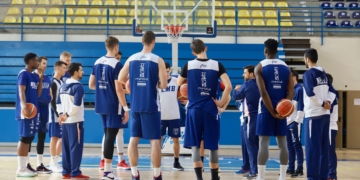 La plantilla del Decano se reunió en el centro de la pista del pabellón Javier Imbroda Ortiz.