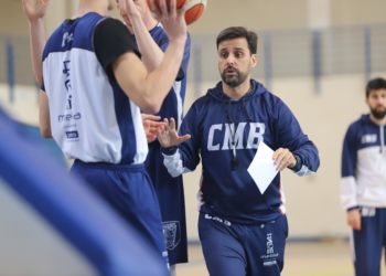 El técnico, en una de las sesiones de entrenamientos junto a sus jugadores.