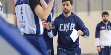 El técnico, en una de las sesiones de entrenamientos junto a sus jugadores.