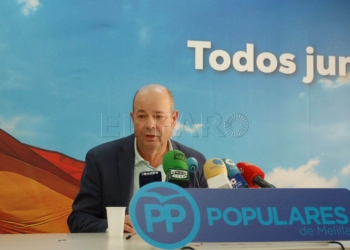 El consejero de Economía, Empleo y Administraciones Públicas, Daniel Conesa, en la sede de su partido.