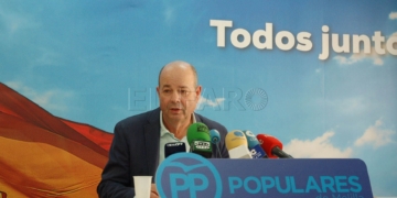 El consejero de Economía, Empleo y Administraciones Públicas, Daniel Conesa, en la sede de su partido.