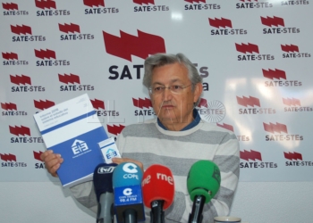 José Luis López, del sindicato SATE STEs, con el informe de 2018 del Consejo Escolar del Estado.