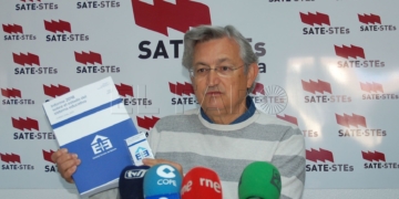 José Luis López, del sindicato SATE STEs, con el informe de 2018 del Consejo Escolar del Estado.