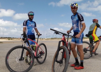 Los ciclistas Juanlu Morales y Ayub Zizaoui en la explanada de Rostrogordo.