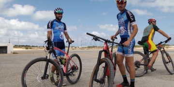 Los ciclistas Juanlu Morales y Ayub Zizaoui en la explanada de Rostrogordo.