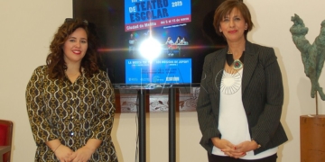 Alejandra Nogales  junto a  la consejera de Cultura, Fadela Mohatar.