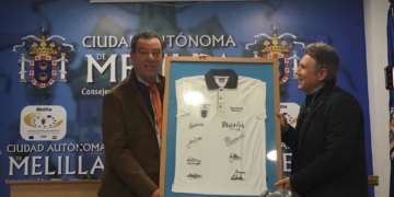 Momento en el que Díaz Otero hizo entrega a Antonio Miranda de una camiseta firmada del Internacional del 2003.