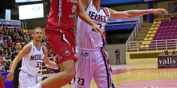 Gediminas Zyle trata de taponar una entrada al aro de J. Kazadi.