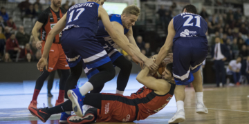 El pívot lituano trata de arrebatar el balón a un jugador del Covirán Granada ayudado por Vucetic y Juan Rubio.