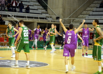 Los jugadores del Melilla Baloncesto celebran el trabajado triunfo logrado en la cancha del conjunto oscense.