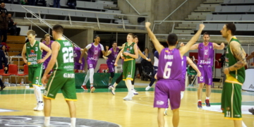 Los jugadores del Melilla Baloncesto celebran el trabajado triunfo logrado en la cancha del conjunto oscense.