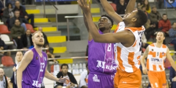 Imagen del encuentro disputado en la primera vuelta en la cancha del conjunto gallego y que finalizó con victoria de la escuadra de Alcoba por 72-76.