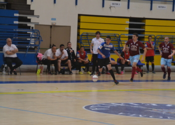 Pablo Avellaneda avanza conduciendo el esférico en el partido frente al conjunto jerezano.