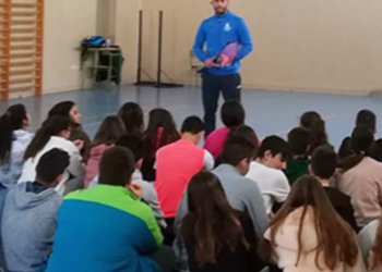 Faysal Hach, director técnico de Eventos Melilla ha ido recorriendo los distintos colegios e institutos de Melilla para dar a conocer este deporte.