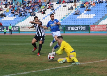 El cancerbero del FC Cartagena atrapa un balón al que ya llegaba Héber Pena para intentar marcar en el partido disputado el domingo en el Álvarez Claro.