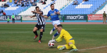 El cancerbero del FC Cartagena atrapa un balón al que ya llegaba Héber Pena para intentar marcar en el partido disputado el domingo en el Álvarez Claro.