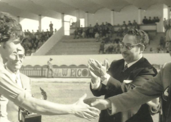 Un joven Andrés García Algarte recibiendo el Trofeo como Mejor Jugador ‘Alcalde León Solá’.