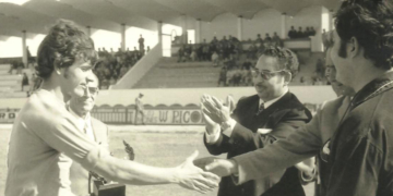 Un joven Andrés García Algarte recibiendo el Trofeo como Mejor Jugador ‘Alcalde León Solá’.