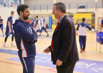 Alejandro Alcoba y Antonio Miranda, charlan amigablemente en el Javier Imbroda durante el entrenamiento vespertino del Decano.