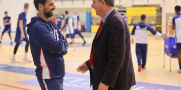 Alejandro Alcoba y Antonio Miranda, charlan amigablemente en el Javier Imbroda durante el entrenamiento vespertino del Decano.