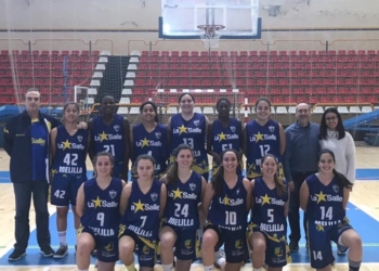 el faro
Las jugadoras y el cuerpo técnico de La Salle Melilla celebraron la victoria conseguida en Linares y que es la cuarta de la temporada.
