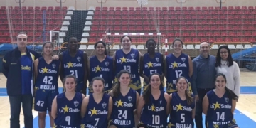 el faro
Las jugadoras y el cuerpo técnico de La Salle Melilla celebraron la victoria conseguida en Linares y que es la cuarta de la temporada.