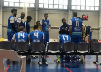 El técnico melillense Salim Abdelkader, hablando con los jugadores de su plantilla.