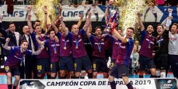 Los jugadores del Barça Lassa celebran la victoria ante ElPozo Murcia tras la final de la Copa de España de fútbol sala disputada ayer en Valencia.