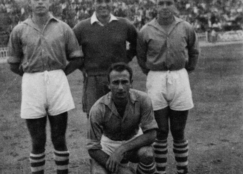 Este futbolista junto a algunos de sus compañeros de la época.
