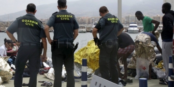 GRA333. MELILLA, 19/05/2017.- Efectivos de la Guardia Civil atienden esta tarde a varios de los 24 inmigrantes de origen subsahariano después de que la patera con la que intentaban llegar a Melilla haya naufragado. El rescate se ha producido en las inmediaciones de Aguadú (al norte de Melilla), y los inmigrantes han sido trasladados al puerto deportivo en la embarcación del GEAS de la Guardia Civil. EFE/F.G.GUERRERO