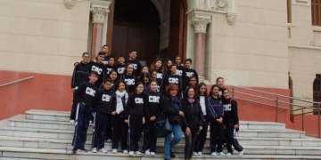 Un grupo de Secundaria del Colegio del Buen Consejo posa ante la puerta de la Iglesia del Sagrado Corazón.