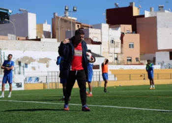 El entrenador azulino, en una de las sesiones de trabajo en el campo federativo de La Espiguera.